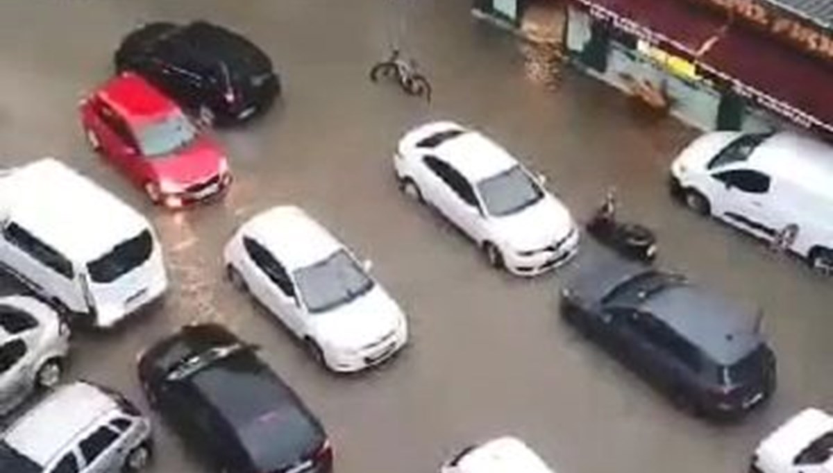 Bursa'yı sağanak vurdu: Yollar göle döndü, evleri su bastı Bursa'yı sağanak vurdu: Yollar göle döndü, evleri su bastı