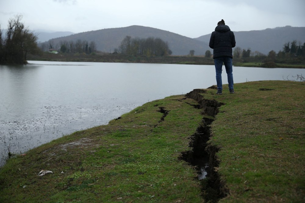 Düzce depreminin ardından toprakta kırılmalar oluştu - 3