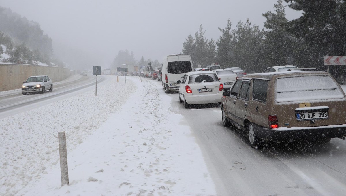 Kar bastırdı: Denizli-Antalya kara yolunda trafik durma noktasına geldi