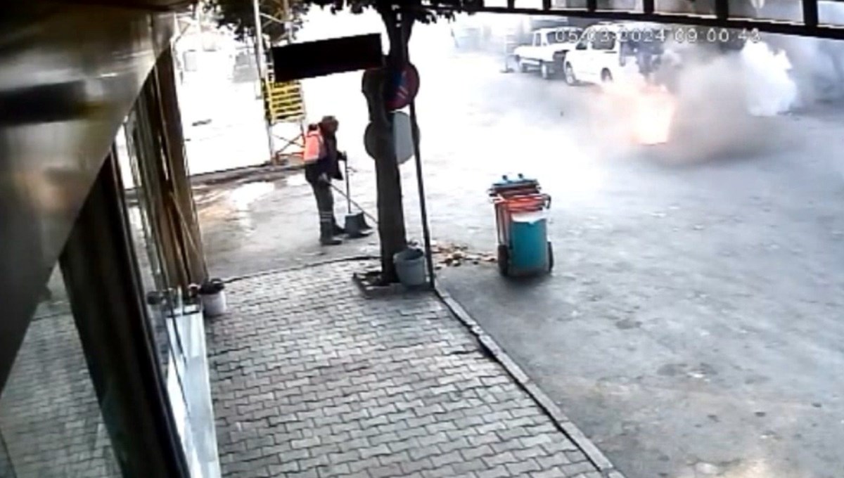 Adana’da rögar kapağı bomba gibi patladı: İlaç sıkan işçi ölümden döndü Adana’da rögar kapağı bomba gibi patladı: İlaç sıkan işçi ölümden döndü