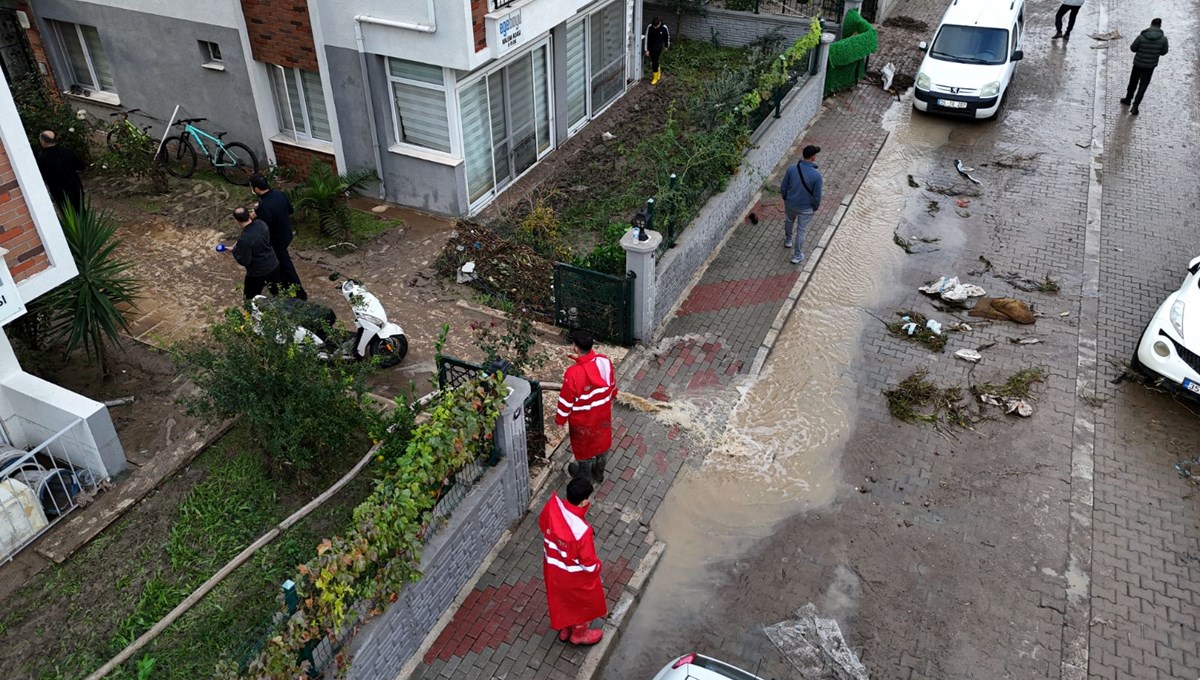 Bergama'da sağanak hayatı olumsuz etkiledi