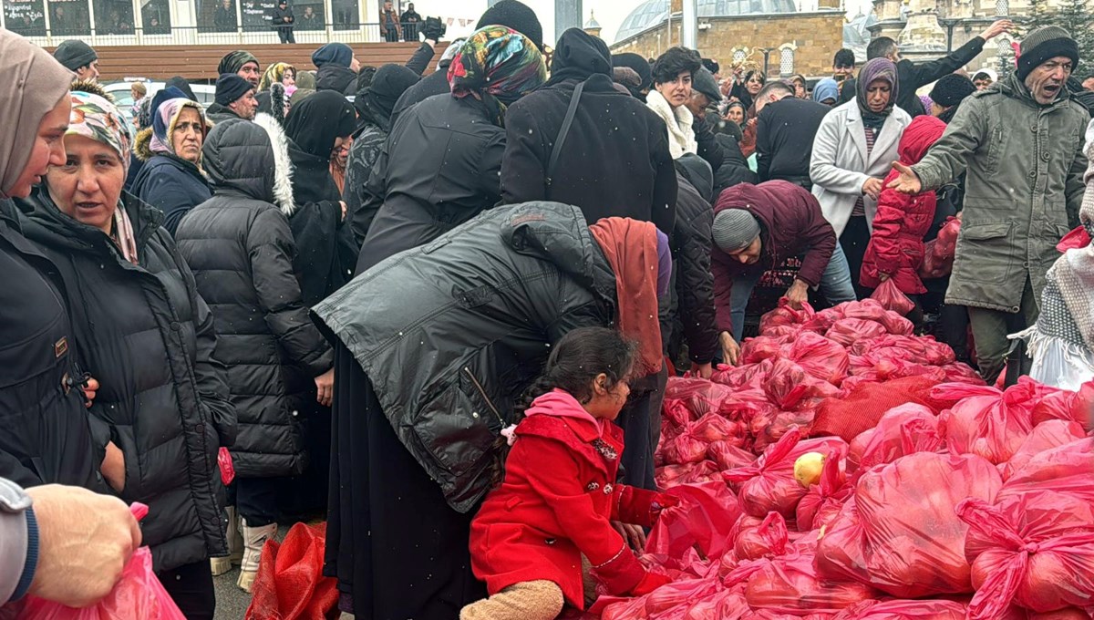 Ramazan yardımı izdihama dönüştü: Vatandaşlar ezilme tehlikesi geçirdi