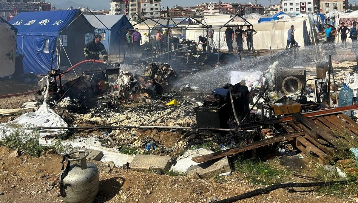 Hatay çadırkentte yangın Hatay çadırkentte yangın