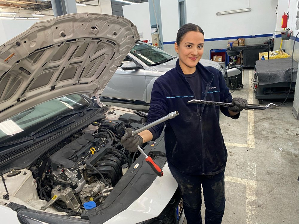 Oto Tamircisi Üç Diplomalı Hanım Usta: Babadan Kızına Miras Kariyer 74 DZD2bGIJL0G7WgMDY7D8iw