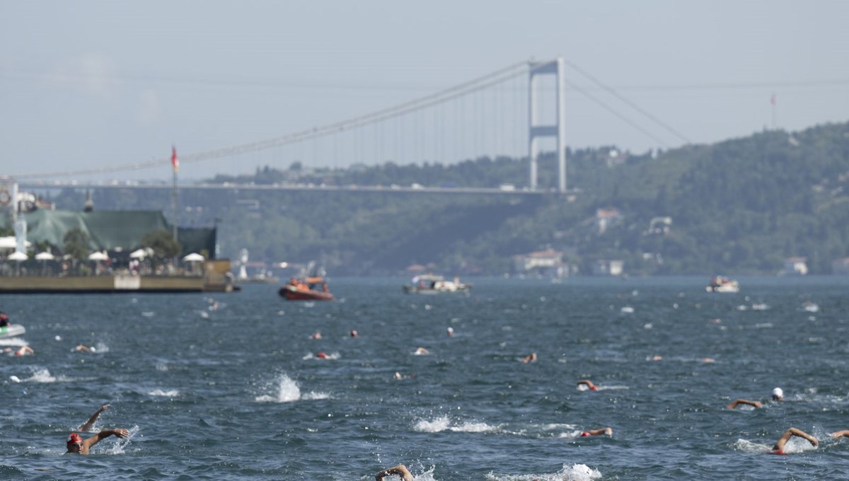 Boğaziçi Kıtalararası Yüzme Yarışı: Hollanda'nın Ankara Büyükelçisi boğazı yüzerek geçti