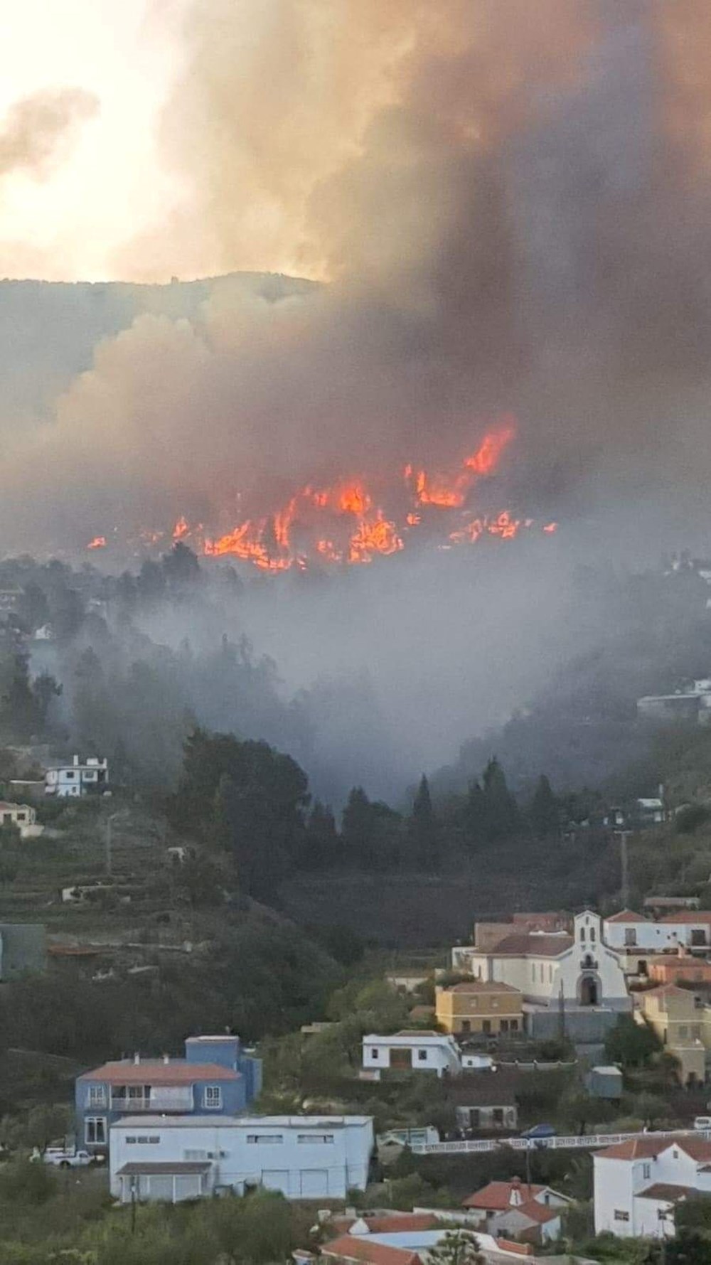 İspanya'nın La Palma Adası’nda yangın: Binlerce kişi tahliye edildi - 1