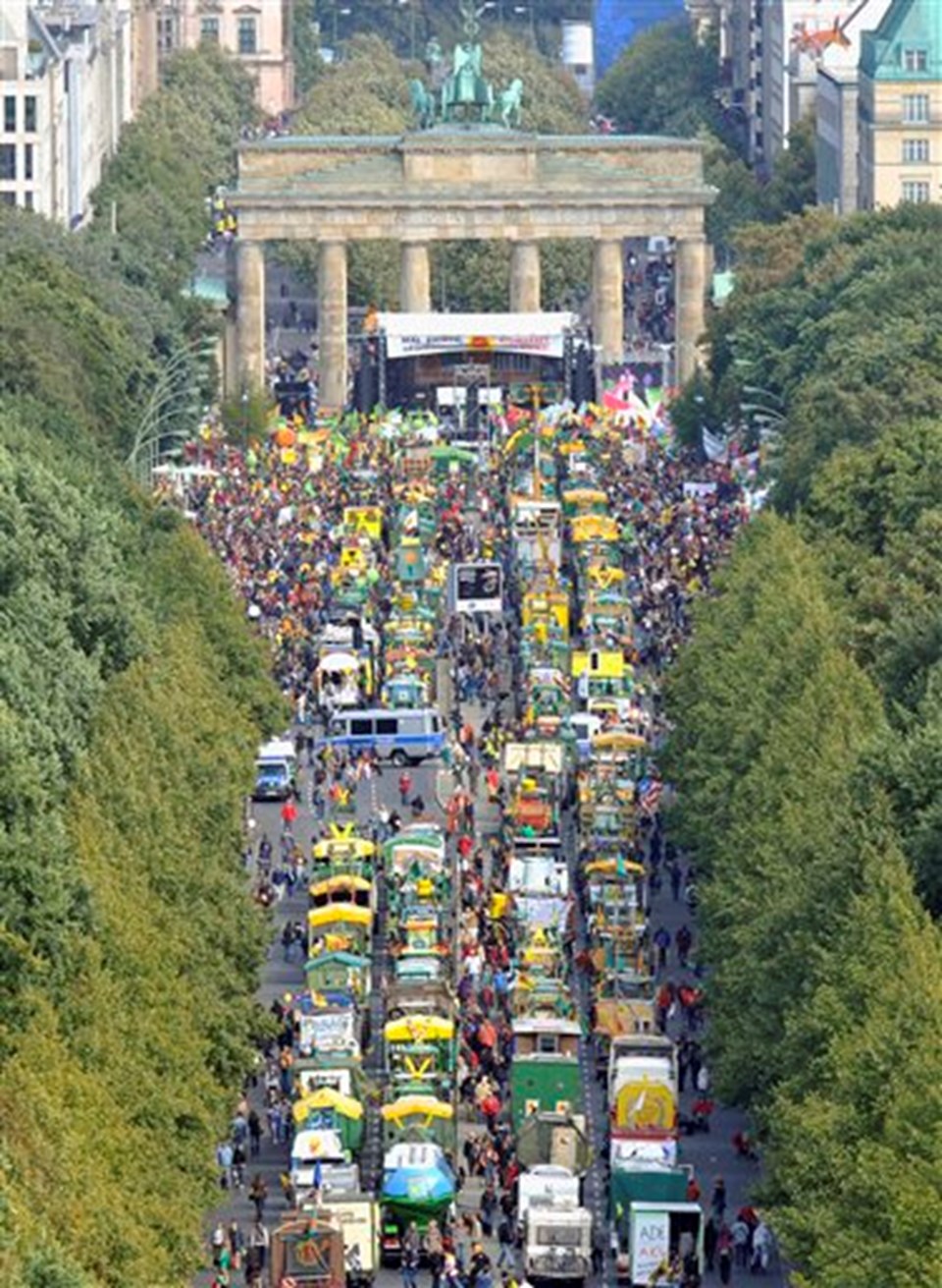 Berlin'de 50 bin kişi nükleere karşı yürüdü - 1