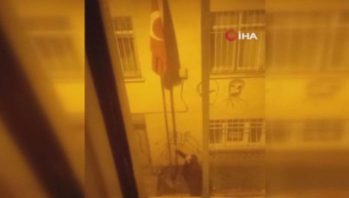 Cihangir'de Türk bayrağını indirme tartışması Cihangir'de Türk bayrağını indirme tartışması
