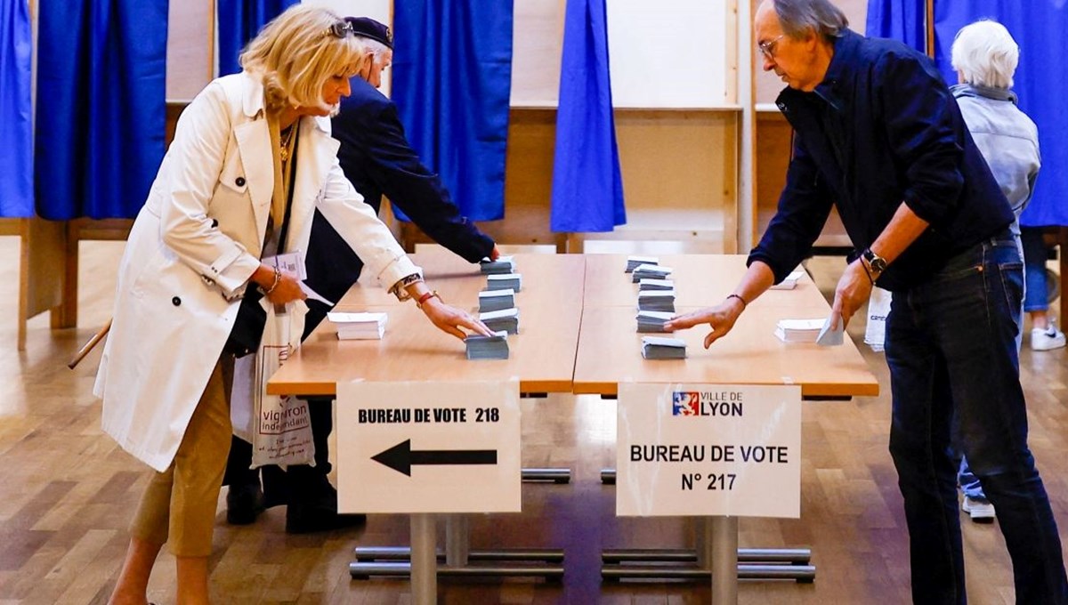 Fransa'da halk genel seçimin ikinci turu için sandık başında