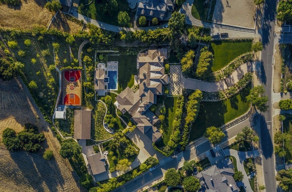 <p>1100 metrekarelik alana yayılan malikanenin dokuz yatak odası, dokuz büyük banyosu, iki küçük banyosu bulunuyor.</p>