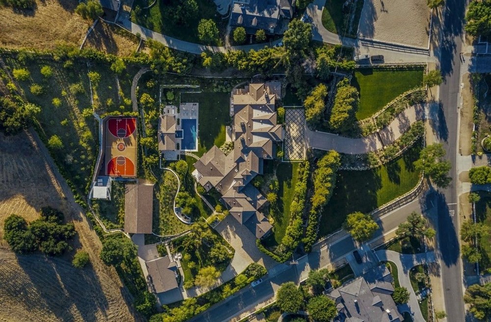 Madonna, The Weeknd'in evini 19,3 milyon dolara satın aldı 3 <p>1100 metrekarelik alana yayılan malikanenin dokuz yatak odası, dokuz büyük banyosu, iki küçük banyosu bulunuyor.</p>