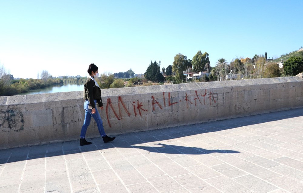 Misis Köprüsü’ne sprey boya ile yazı yazdılar - 5
