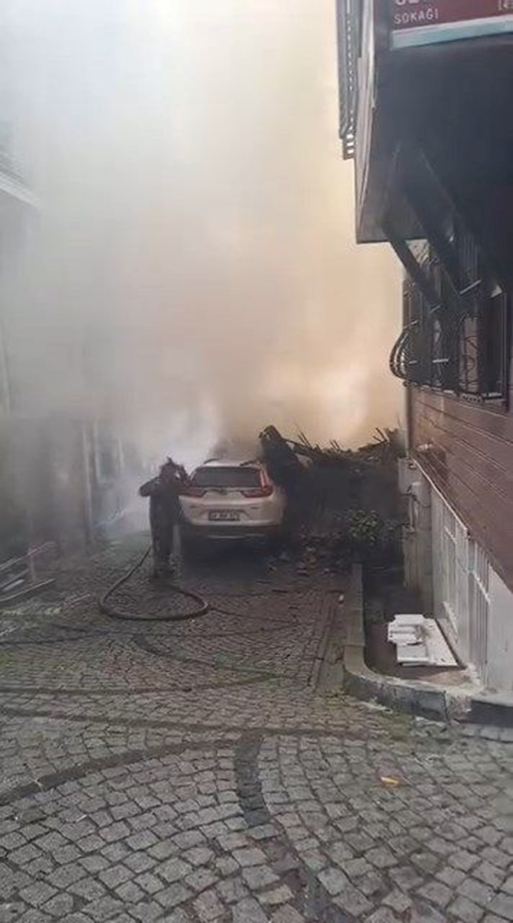 Boğaz'da yangın paniği: Alevler hızla yayıldı, ünlü oyuncunun da evi yandı - 5