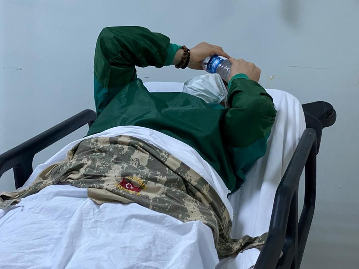 Sağlık çalışanını su şişesi ile yaralayan sanığa 1 yıl hapis