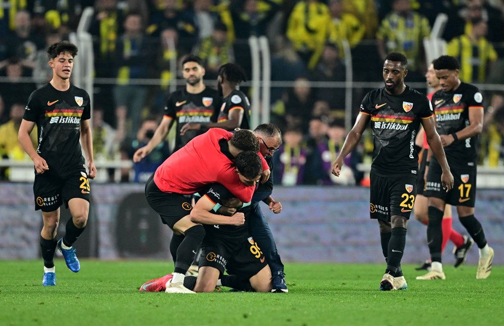 Maç sonu Kadıköy karıştı: 90+4'teki şokun ardından taraftarlar basın tribününe girdi - 2