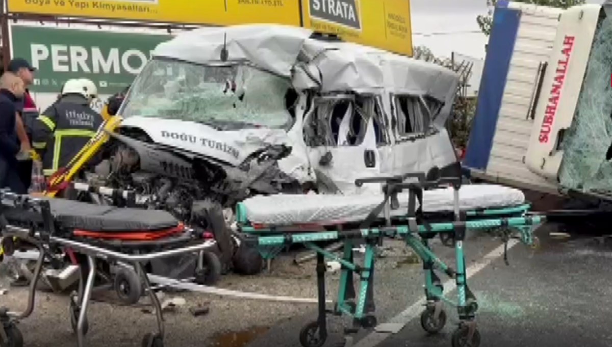 İşçi servisi ve kamyon çarpıştı