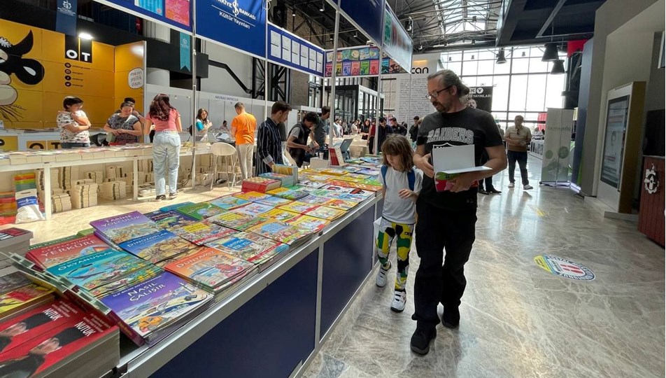 12. Kocaeli Kitap Fuarı kapılarını açtı: Dev çınarlara 5 bin kitap asıldı