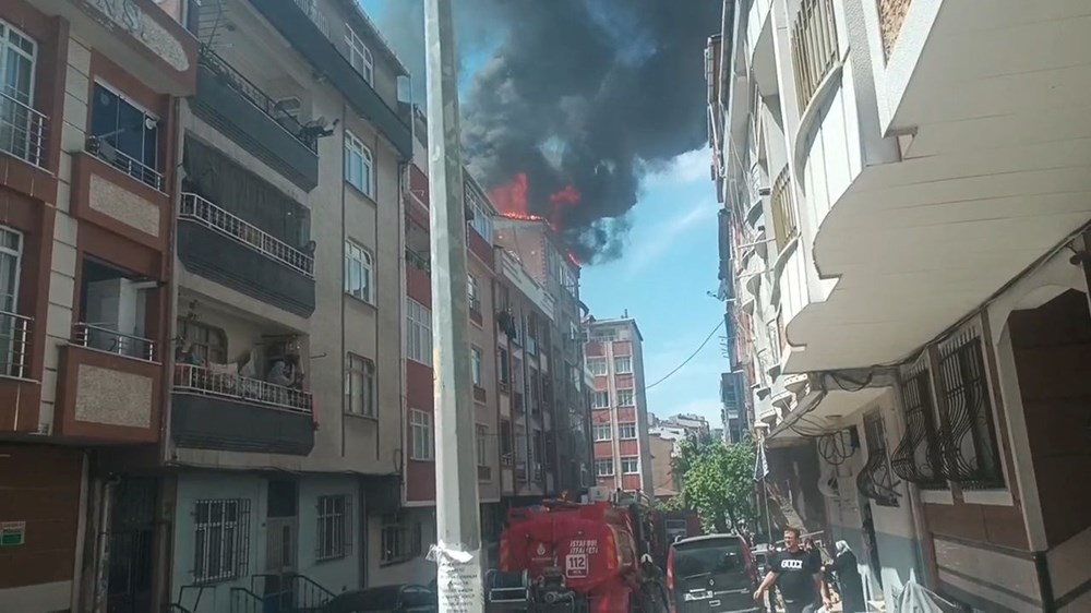 Küçükçekmece'de yangın paniği: Alevler çatıyı sardı 74