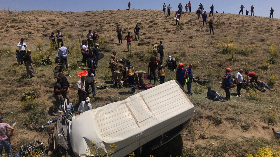 SON DAKİKA: Van'da kaçak göçmen taşıyan minibüs devrildi: 17 ölü - 2
