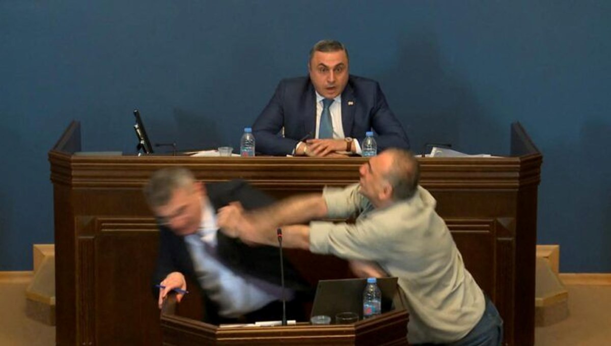 Gürcistan Parlamentosu'nda yumruk yumruğa kavga Gürcistan Parlamentosu'nda yumruk yumruğa kavga