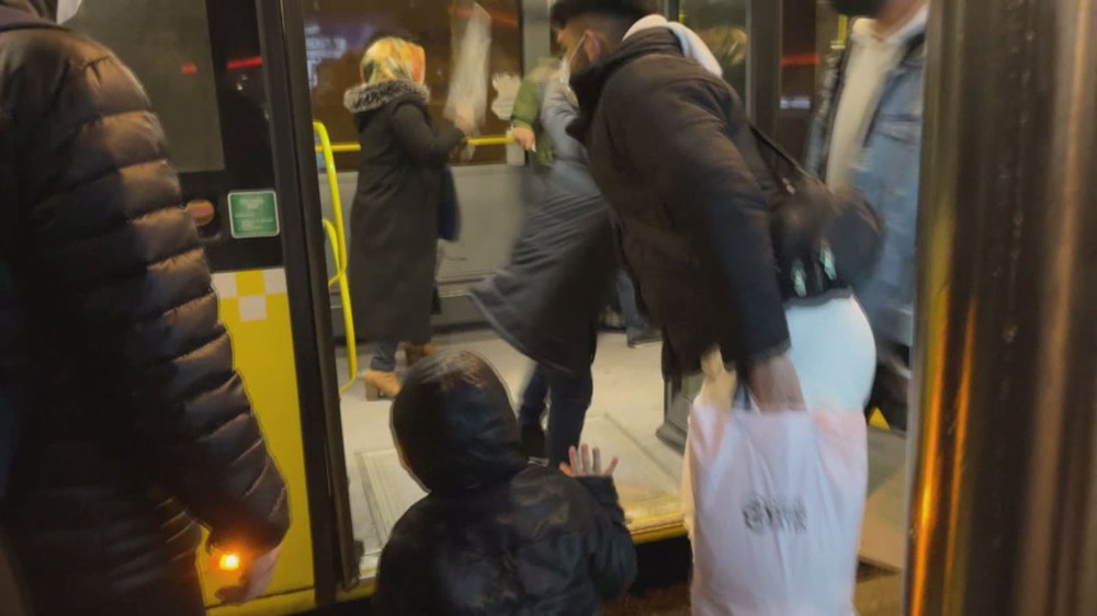 Metrobüste bıçaklı kavga: İki yolcu yaralandı - 6