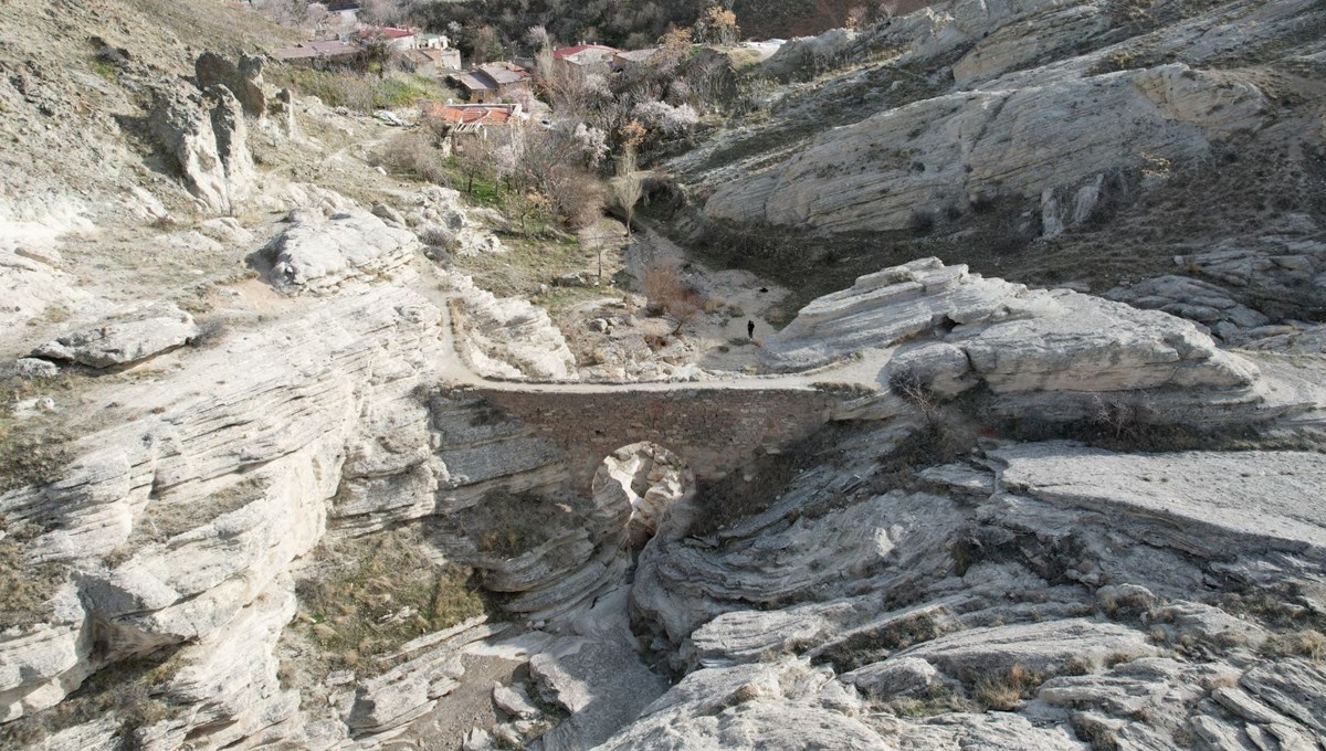 5 bin yıllık mahallede ürküten köprü