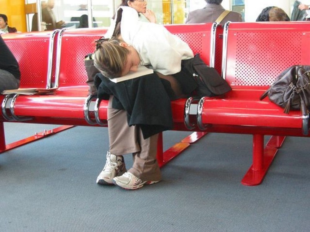 Развлечения на вокзалах. Люди спят в аэропорту. Уснуть в аэропорту. Спящие в аэропорту. Спящие люди на вокзале.