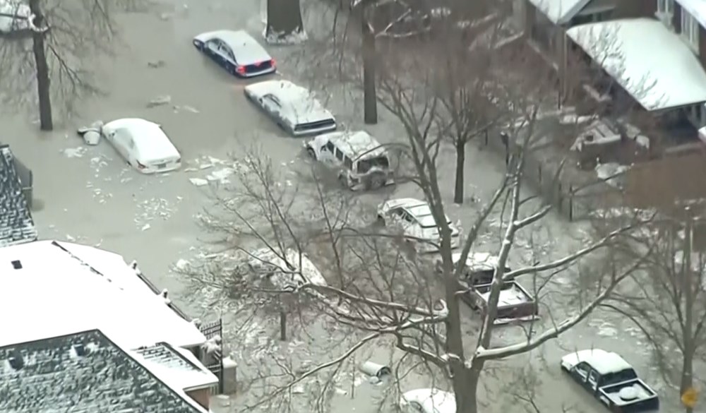 Yüz yıllık su borusu patladı, araçlar donan suyun içinde kaldı - 4