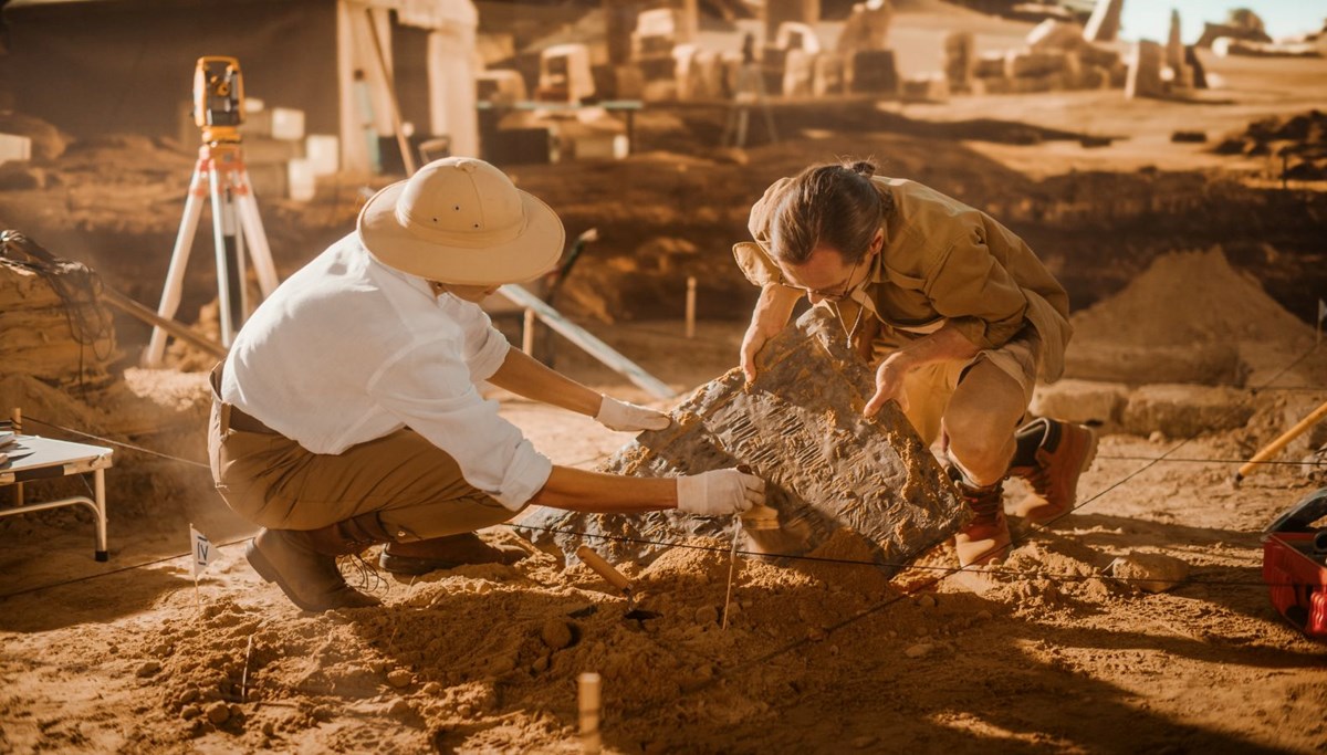İsveç'te 2 bin 500 yıllık gizemli gömü: Bıçak saplanmış mezar bulundu