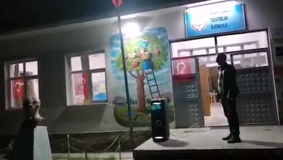 Karantinadaki köyde 23 Nisan'ı tek başına kutladı
