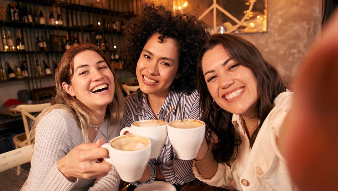 İnsan mıknatısı olmanın sırrı: 7 güçlü yol güven ve pozitiflik aşılıyor