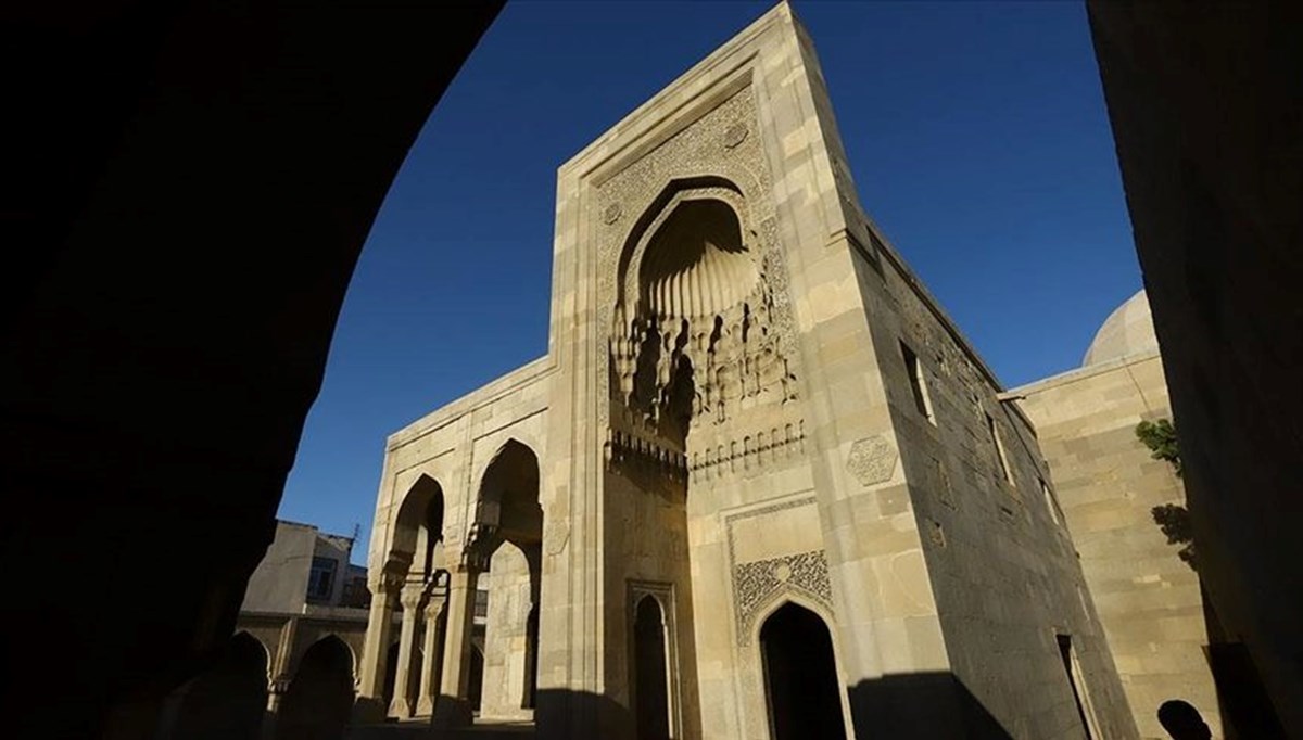 Osmanlı izlerini taşıyan Şirvanşahlar Sarayı turistlerin ilgi odağında Osmanlı izlerini taşıyan Şirvanşahlar Sarayı turistlerin ilgi odağında