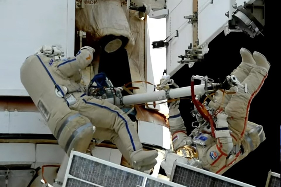 Rus kozmonotlar Oleg ve Nikolai'den 8 saatlik uzay yürüyüşü - 1