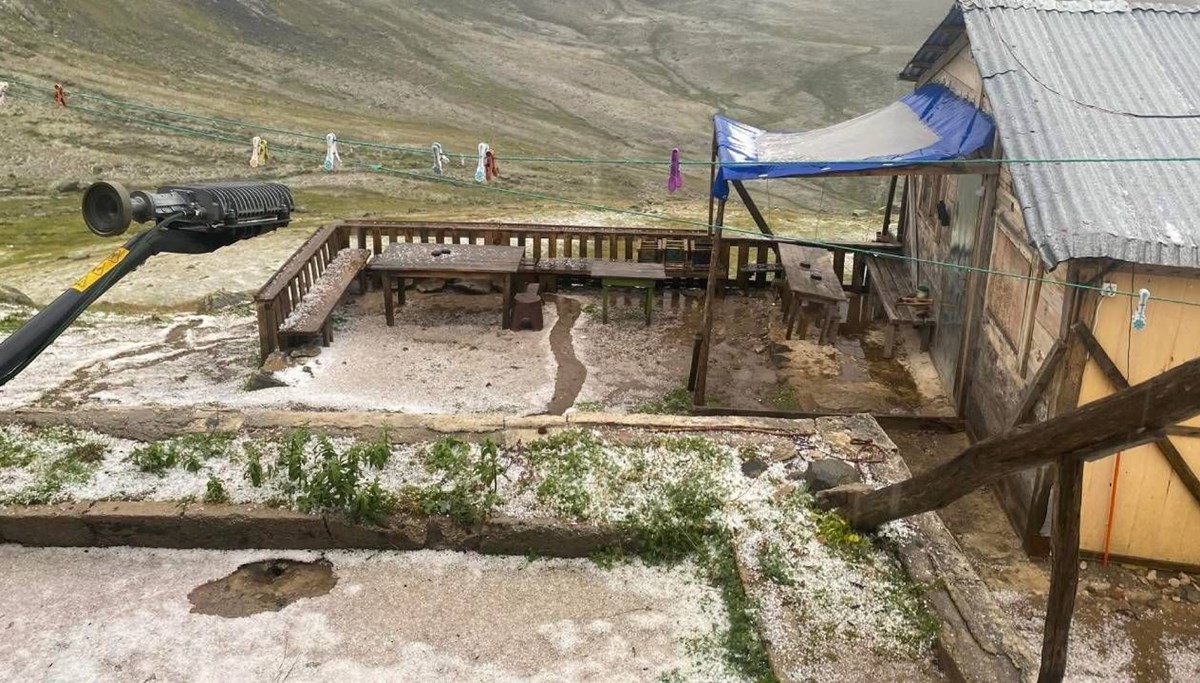 Rize’de yaylalarda dolu yağışı