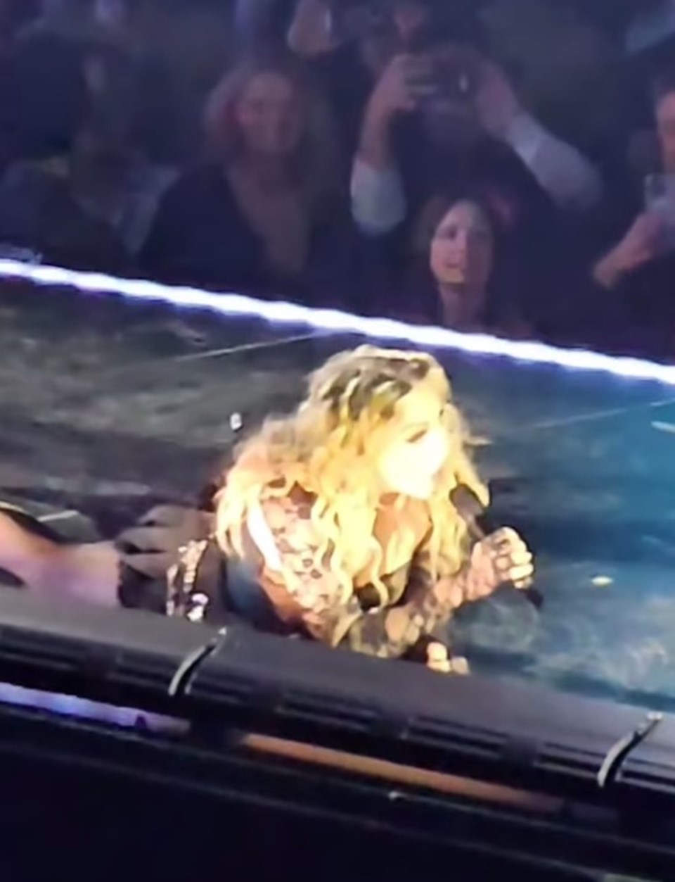 Madonna sahnede yere düştü: Hiçbir şey olmamış gibi devam etti - 3