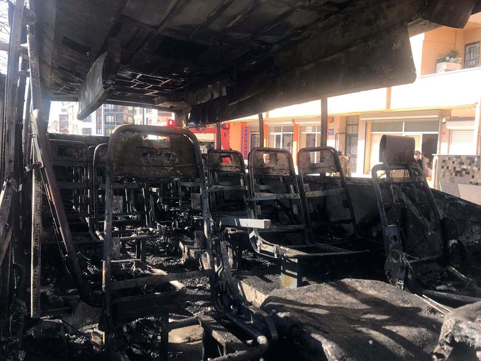 Ümraniye'de sürücü kursu midibüsü yandı - 1