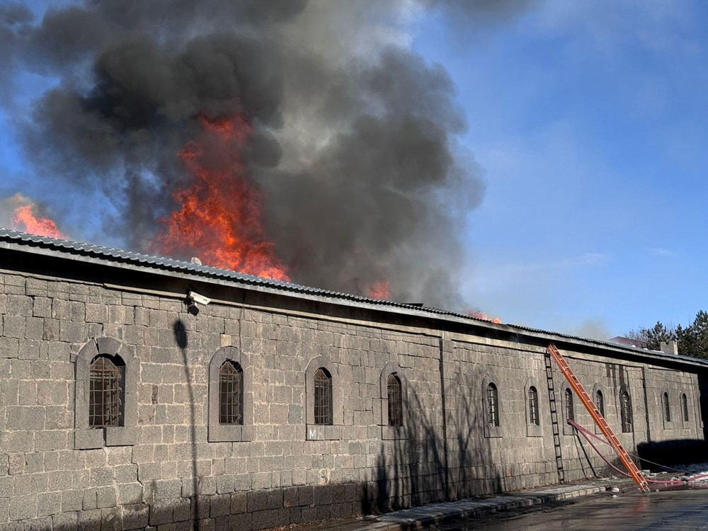 Erzurum'da tarihi Taş Ambarlar'da yangın - 2