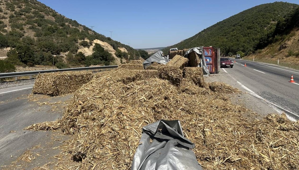 Saman balyası yüklü TIR devrildi