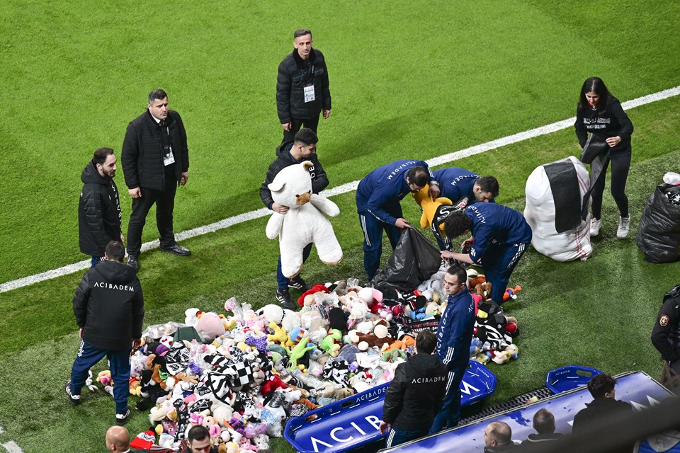 Beşiktaş taraftarı depremzede çocuklar için sahayı oyuncaklarla donattı - 1