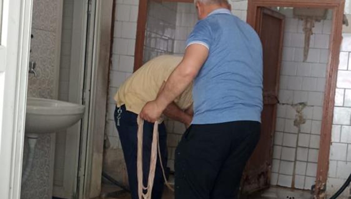Adana’da tuvalette mide bulandıran görüntü Adana’da tuvalette mide bulandıran görüntü