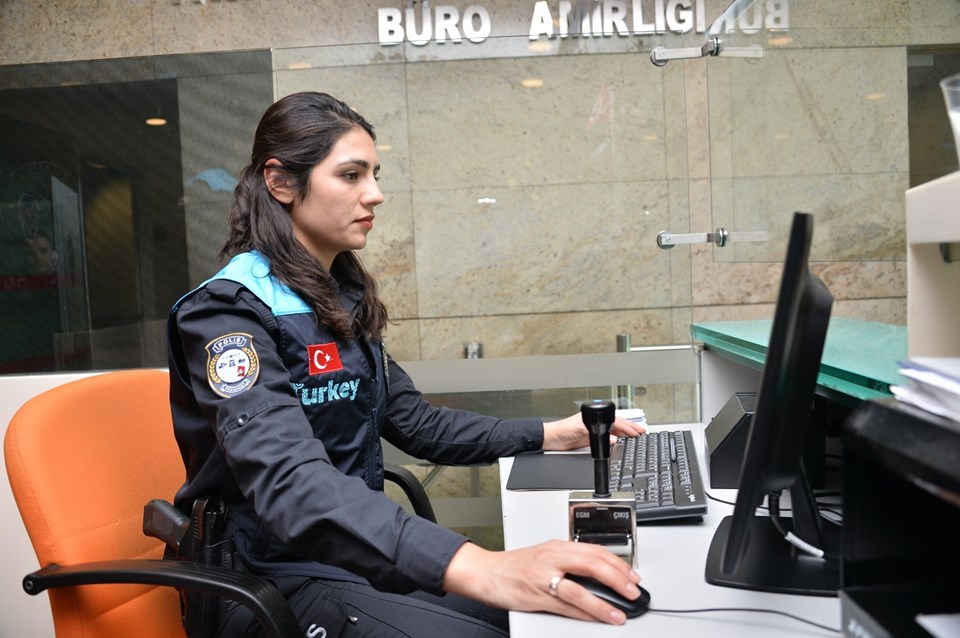 Pasaport polislerine yeni kıyafet ('Turkey değil Türkiye olsun' eleştirisi) - 1