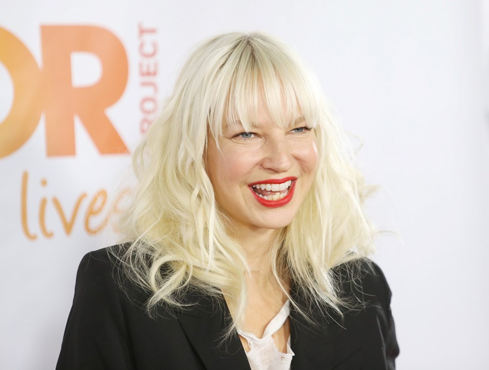 Ünlü şarkıcı Sia evlat edindi - 1
