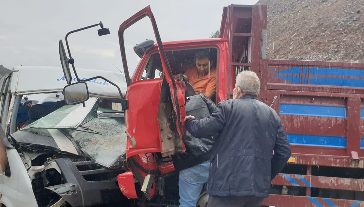 Servis minibüsüyle kamyonet çarpıştı: 2 ölü, 11 yaralı