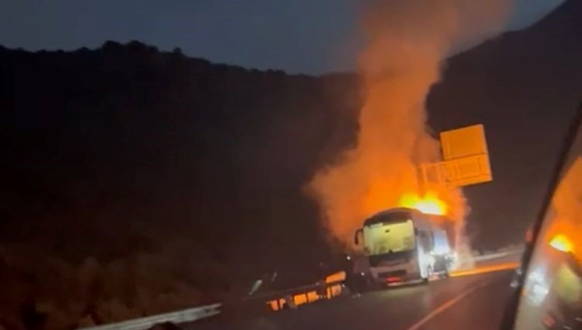 Antalya'da seyir halindeki otobüste çıkan yangın söndürüldü Antalya'da seyir halindeki otobüste çıkan yangın söndürüldü