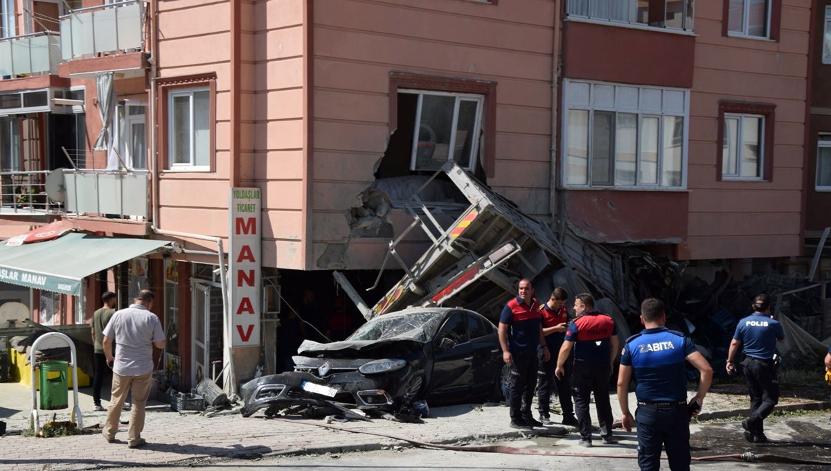 Freni arızalanan kamyon 3 araca çarptı, apartmana girdi: 3 yaralı Freni arızalanan kamyon 3 araca çarptı, apartmana girdi: 3 yaralı