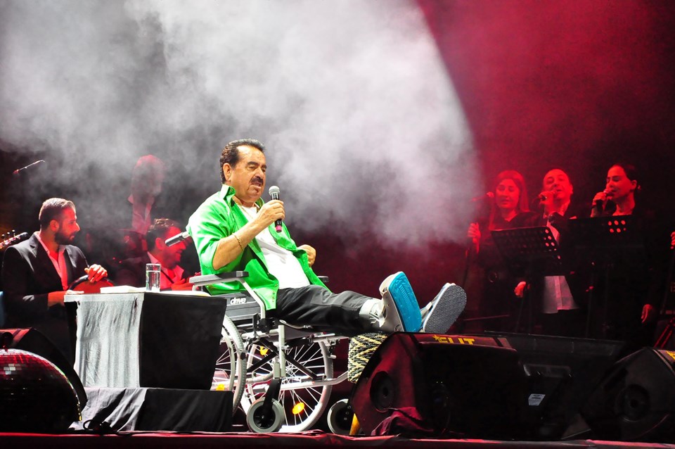 İbrahim Tatlıses'ten Muğla'nın ardından Manisa'da da tekerlekli sandalyeyle konser - 1