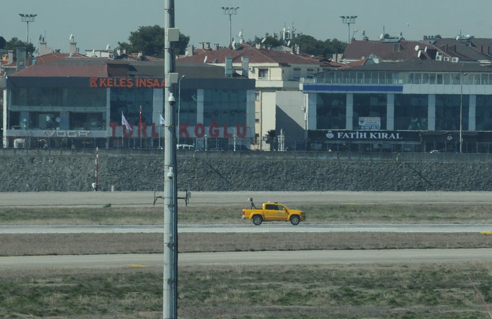 Atatürk Havalimanı'nda piste köpek girdi uçaklar pas geçti - 1