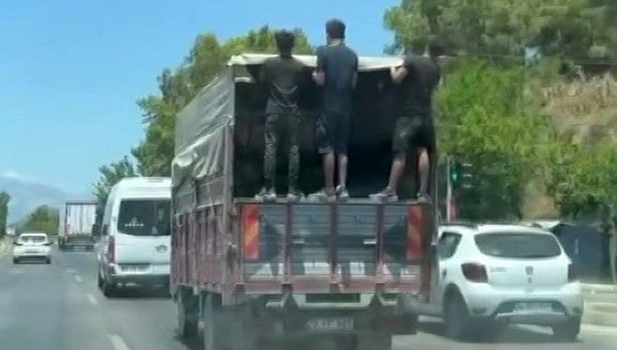 Antalya'da kamyonet kasasında tehlikeli yolculuk Antalya'da kamyonet kasasında tehlikeli yolculuk