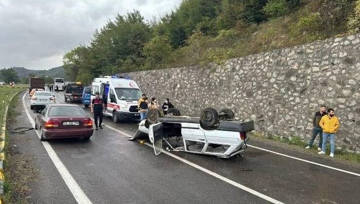 Yolcu otobüsüne çarpan otomobil takla attı: 7 yaşındaki çocuk hayatını kaybetti