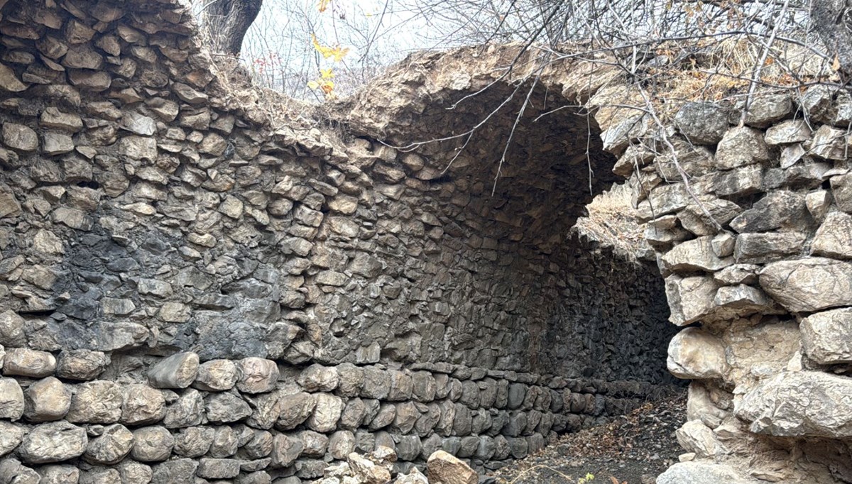 Nemrut Dağı eteklerinde yaklaşık 750 yıllık han ve köprü bulundu Nemrut Dağı eteklerinde yaklaşık 750 yıllık han ve köprü bulundu